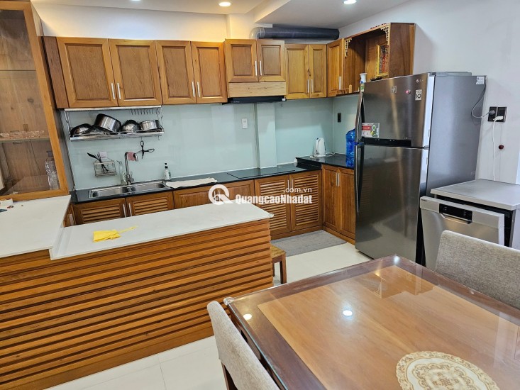 Bán nhà 3 tầng Phó Đức Chính, Vĩnh Hòa – gần biển 300m, có hồ cá Koi, giá 10 tỷ